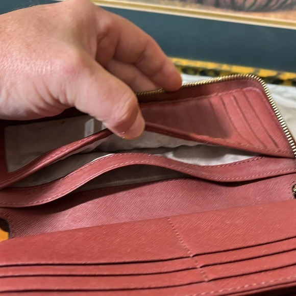 MICHAEL KORS ZIPPY WALLET IN GUC - Picture 10 of 13